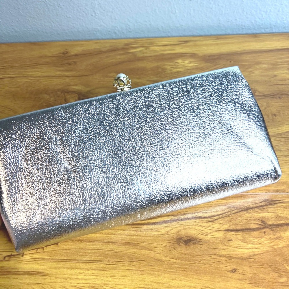 Vintage Marilyn Clutch Silver Metallic Faux Leather Pearl‎ Kiss Lock Evening Bag